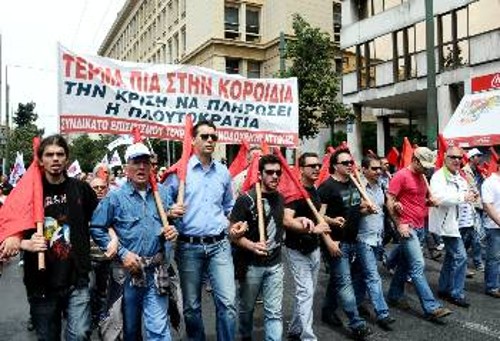 Ο Καρατζαφέρης και το σινάφι του τρόμαξαν από τη μαζικότητα και την αποφασιστικότητα των χτεσινών συγκεντρώσεων του ταξικού κινήματος. Γι' αυτό και έσπευσαν να πάρουν υπό την προστασία τους την προβοκάτσια που επιχειρήθηκε σε βάρος του ΚΚΕ