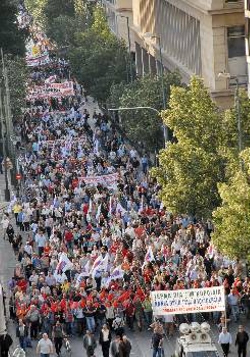 Ατιμώρητο παραμένει ακόμη το έγκλημα που είχε ως στόχο την τρομοκράτηση του λαού και τη συκοφάντηση του αγώνα του (από τις μεγάλες κινητοποιήσεις της 5ης Μάη του 2010)