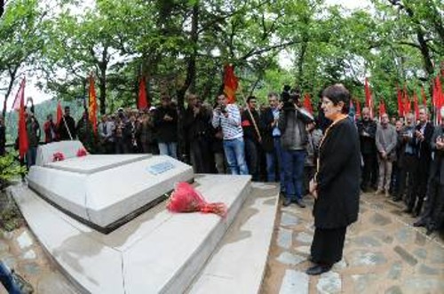 Λίγα λουλούδια στον τάφο του σ. Χαρίλαου από την ΓΓ της ΚΕ του ΚΚΕ