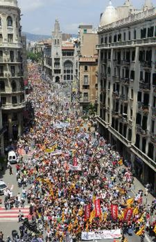 Χιλιάδες εργαζόμενοι συμμετείχαν σε διαδηλώσεις, ωστόσο η συμβιβαστική στάση των συνδικαλιστικών ηγεσιών τους εγκλωβίζει σε λύσεις διαχείρισης του συστήματος