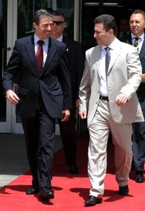Το «γεράκι» του ΝΑΤΟ (αριστερά) με τον πρωθυπουργό της ΠΓΔΜ