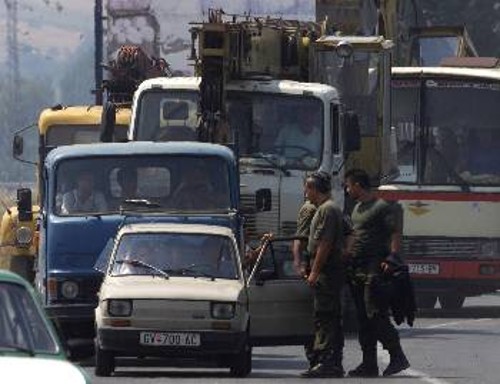 Με την αδρεναλίνη στα ύψη, στρατιώτες της ΠΓΔΜ δίνουν συμβουλές για εναλλακτικές διαδρομές σε δεκάδες οδηγούς μετά τον αποκλεισμό της οδικής αρτηρίας που συνδέει τα Σκόπια με το Τέτοβο...