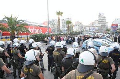 Στιγμιότυπο από τη μέρα της απεργίας, τον Ιούνη του 2010. Οι δυνάμεις καταστολής έχουν κατακλύσει το λιμάνι απ' άκρη σ' άκρη