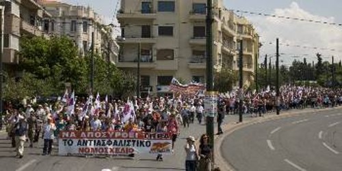 Η πορεία περνά από τους στύλους του Ολυμπίου Διός