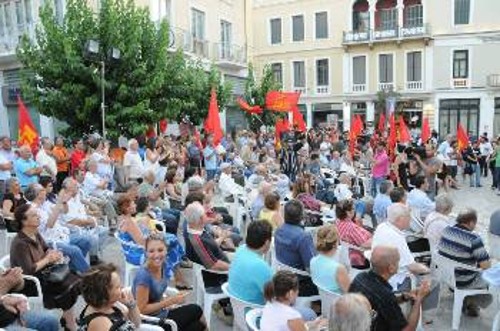 Από τη χτεσινή συγκέντρωση στην πλατεία του Αγίου Τίτου, στο Ηράκλειο