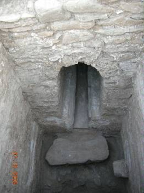 Είσοδος στη λαξευτή σήραγγα του αρχαίου υδραγωγείου