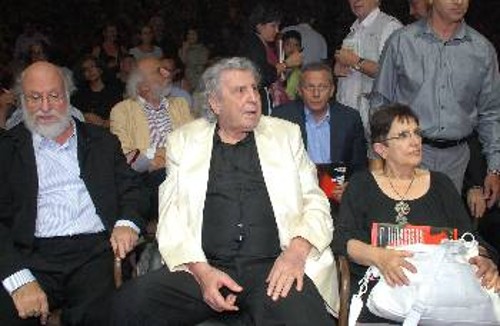 Η Αλέκα Παπαρήγα παρακολούθησε μαζί με τον μεγάλο δημιουργό, την προχθεσινή εκδήλωση για τα 85α του γενέθλια