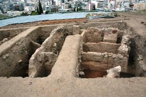 Από την πανεπιστημιακή ανασκαφή στην Τούμπα Θεσσαλονίκης. Δεξιά, ανασκαφή δωματίου 12ου π.Χ. αι.