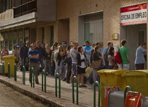 Μεγαλώνουν οι ουρές των ανέργων στην Ισπανία