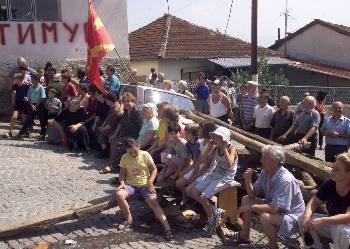 Χτεσινό μπλόκο Σλαβομακεδόνων στο Τέτοβο. Αντιδρούν στη ΝΑΤΟική επέμβαση και διαμαρτύρονται για την αποχώρηση μονάδων του στρατού