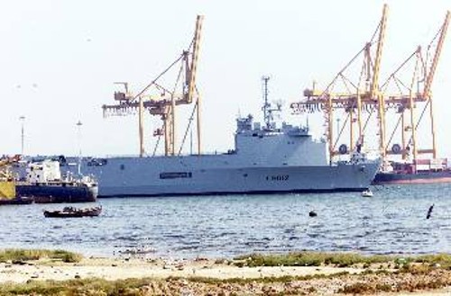 Γαλλικό πολεμικό πλοίο μεταφέρει οχήματα στο λιμάνι της Θεσσαλονίκης για τη γαλλική στρατιωτική δύναμη που μεταφέρθηκε ήδη στα Σκόπια