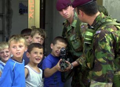 Μέσα στα όπλα, είτε αυτά είναι ΝΑΤΟικών στρατιωτών είτε ανδρών του «UCK», μεγαλώνει η νέα γενιά Αλβανών της ΠΓΔΜ...