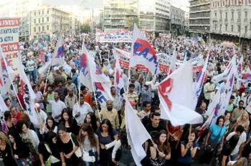 Ολοένα και πιο καθαρά φαίνεται πως ο λαός είναι ο μόνος που μπορεί να εμποδίσει τα χειρότερα που έρχονται, αν γίνει ο ίδιος πρωταγωνιστής των εξελίξεων και ανατρέψει τη στρατηγική των μονοπωλίων