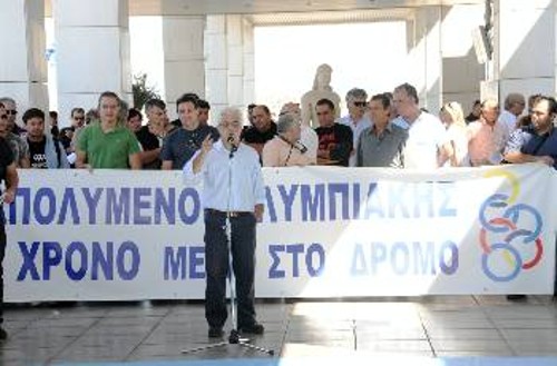Ο Νίκος Σοφιανός μιλώντας στη χτεσινή συγκέντρωση των απολυμένων της ΟΑ