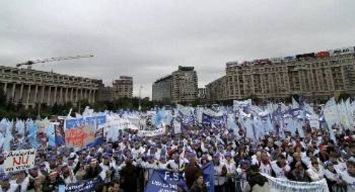 Χιλιάδες εκπαιδευτικοί διαδήλωσαν χτες στο Βουκουρέστι