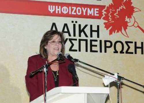 Η Ελπίδα Παντελάκη, μέλος της Γραμματείας της ΚΕ του ΚΚΕ και υποψήφια δήμαρχος Πειραιά με τη «Λαϊκή Συσπείρωση»