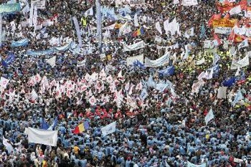 Δεκάδες χιλιάδες εργαζόμενοι διαδήλωσαν τον Οκτώβρη στο Βουκουρέστι κατά των αντιλαϊκών μέτρων λιτότητας