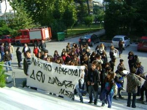 «Νηστικό αρκούδι δεν... διαβάζει» σχολιάζουν χιουμοριστικά οι μαθητές του Μουσικού Σχολείου Θεσσαλονίκης που κάνουν μάθημα στο σχολείο καθημερινά μέχρι τις 4 το απόγευμα, αλλά δε σιτίζονται εκεί...