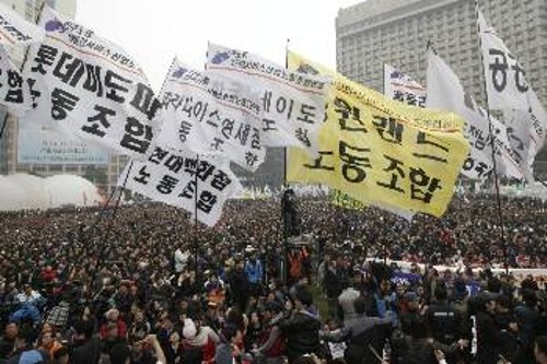 Από τη χτεσινή μεγάλη διαδήλωση στη Σεούλ