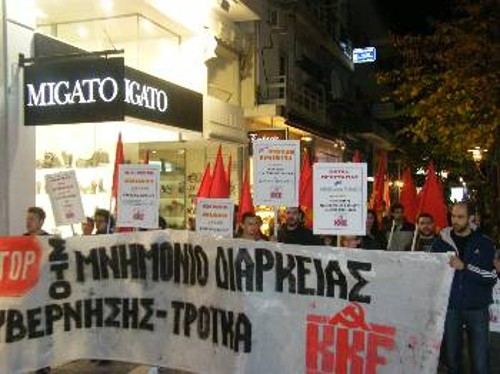 Από τη μαζική πικετοφορία του ΚΚΕ στη Λάρισα, το βράδυ της Δευτέρας