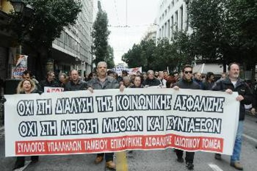 Νέα επίθεση στις ελάχιστες κοινωνικές δαπάνες που έχουν απομείνει και στις επικουρικές συντάξεις ετοιμάζουν κυβέρνηση, τρόικα και πλουτοκρατία