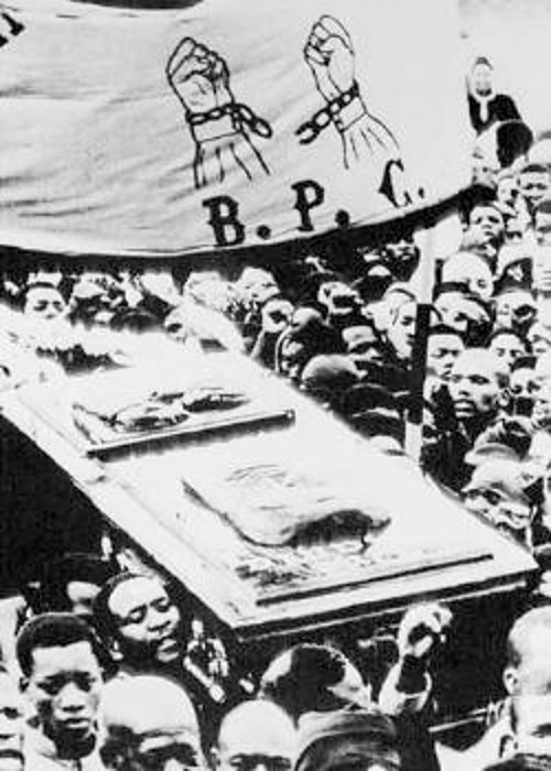 Παρά τις απαγορεύσεις, πάνω από είκοσι χιλιάδες μαύροι μετέτρεψαν την κηδεία του Στιβ Μπίκο σε συλλαλητήριο κατά του καθεστώτος του απαρτχάιντ