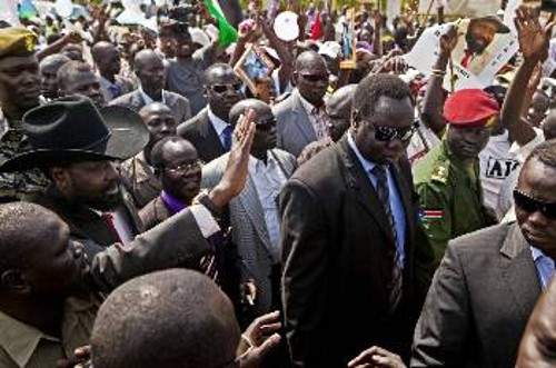 Τα δύσκολα τώρα αρχίζουν για τον Πρόεδρο του Νότιου Σουδάν, Σάλβα Κιίρ Μαγιαρντίτ (με το καπέλο αριστερά)
