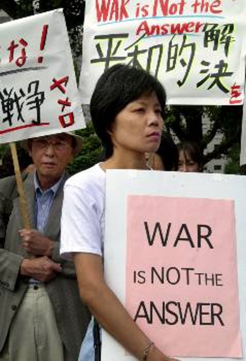 Μέλη εργατικών ομοσπονδιών, φοιτητές και φιλειρηνικές οργανώσεις στην Ιαπωνία με κάθε τρόπο εκδηλώνουν την αντίθεσή τους να εμπλακεί με οποιονδήποτε τρόπο η χώρα τους στα πολεμικά σχέδια των ΗΠΑ, που έσπευσε ο πρωθυπουργός τους να υποσχεθεί στον Πρόεδρο Μπους