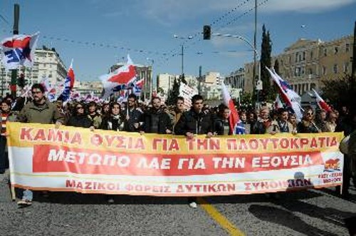 Μέσα από την ελεγχόμενη πτώχευση και τα βάρβαρα μέτρα, η πλουτοκρατία επιδιώκει να ξεκολλήσει από την κρίση με το λαό χρεοκοπημένο. Μέτωπο για την εξουσία, είναι η απάντηση που συμφέρει τα λαϊκά στρώματα