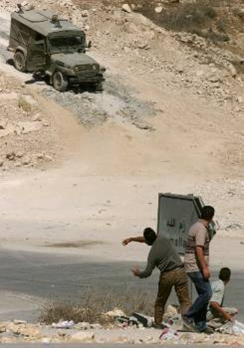Πάντως οι διαδηλωτές Παλαιστίνιοι ακόμα αντιμετωπίζουν τα ισραηλινά όπλα με τις πέτρες...
