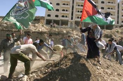 Διαδηλωτές προσπαθούν να ανοίξουν τα εμπόδια του ισραηλινού αποκλεισμού