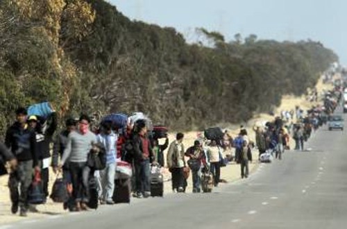 Τραγική είναι η κατάσταση για χιλιάδες μετανάστες, που εγκαταλείπουν τη Λιβύη από τα σύνορα με την Τυνησία