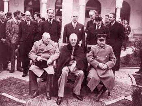Από δεξιά, Ι Β. Στάλιν, Φ. Ρούσβελτ και Ουίν. Τσόρτσιλ στη διάσκεψη της Γιάλτας