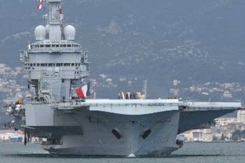 Το γαλλικό αεροπλανοφόρο «Σαρλ Ντε Γκολ» εν πλω στις ΝΑΤΟικές επιχειρήσεις στη Λιβύη