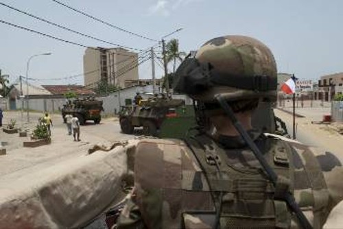 Γάλλοι στρατιώτες περιπολούν στην πρωτεύουσα Αμπιτζάν