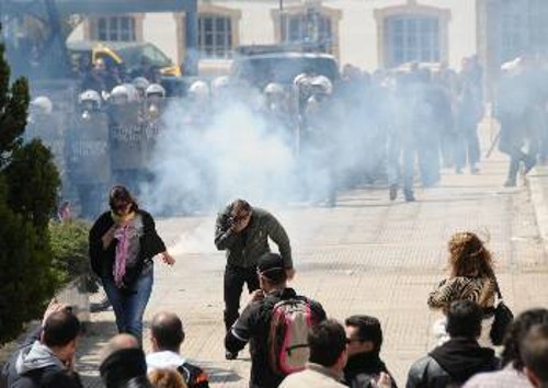 Από την επίθεση των ΜΑΤ στους εργαζόμενους