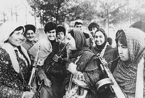 Αυτή η φωτογραφία, που διακινήθηκε από το ΤΑΣ το Γενάρη του 1987, δημοσιεύτηκε σε πολλές εφημερίδες της Σοβιετικής Ενωσης και της Δύσης. Αφγανές γυναίκες, στο πλευρό των συζύγων, των γιών και των αδελφών τους, υπερασπίζονται τα κεκτημένα της επανάστασης του Απρίλη. Ανάμεσα στους υπερασπιστές της επαρχίας του Γκίλμεντ διακρίνεται αριστερά η επικεφαλής της ομάδας Αμίνα Ασάρ, μέλος της Δημοκρατικής Οργάνωσης της Αφγανικής Νεολαίας
