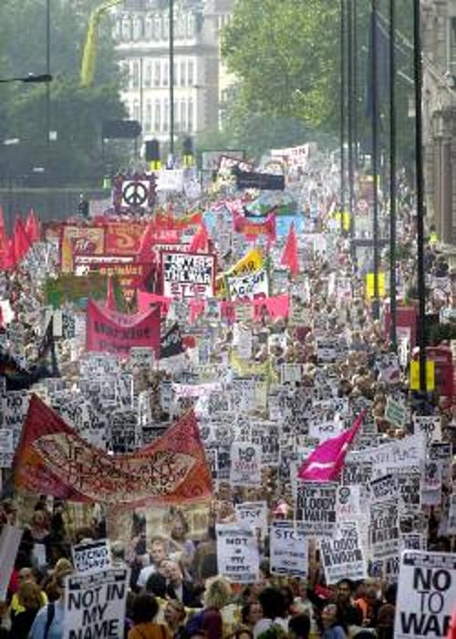 Λονδίνο. Χιλιάδες φιλειρηνιστές διαδηλώνουν κατά του πολέμου
