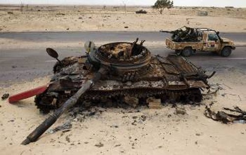 Οι ΝΑΤΟικοί βομβαρδισμοί και οι μάχες συνεχίζονται στο έδαφος της Λιβύης