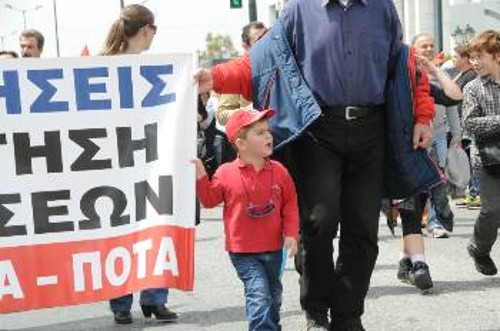 Κάθε εργάτης πρέπει να δει την απεργία ως μάχη που αφορά ολόκληρη την οικογένειά του (φωτ. από τη φετινή Πρωτομαγιά στην Αθήνα)