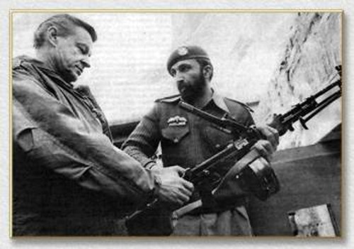 Ιστορική φωτογραφία του Λάντεν στον πακιστανικό στρατό ως εκπαιδευτής του των «μουτζαχεντίν» υπό τις οδηγίες του Μπρεζίνσκι