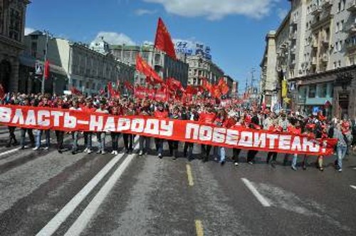 Από τις χτεσινές εκδηλώσεις που διοργάνωσαν οι κομμουνιστές για τη Μέρα της Αντιφασιστικής Νίκης, 9 Μάη του 1945, όταν η κόκκινη σημαία αναρτήθηκε στο Ράιχσταγκ στο Βερολίνο