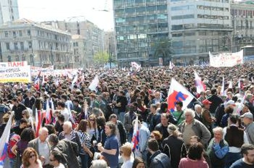 Πυκνό πλήθος απεργών στην Ομόνοια