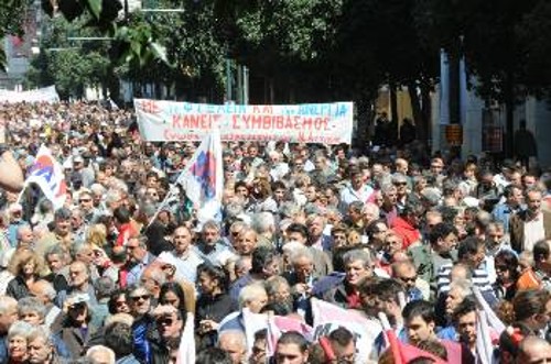 Τα μπλοκ των διαδηλωτών ανεβαίνουν τη Σταδίου