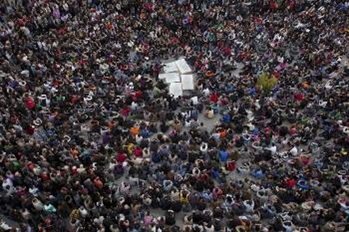 Χιλιάδες κόσμου συνέρρευσε χτες στην κεντρική πλατεία της Μαδρίτης. Ωστόσο, ο μη σωστά ταξικά προσανατολισμένος χαρακτήρας του «κινήματος» δείχνει ότι εύκολα μπορεί να ξεφουσκώσει