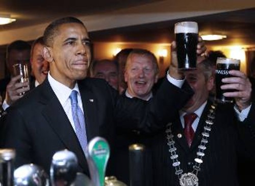 Το επικοινωνιακό «σόου» Ομπάμα περιλάμβανε και τη γνωστή ιρλανδική μαύρη μπύρα