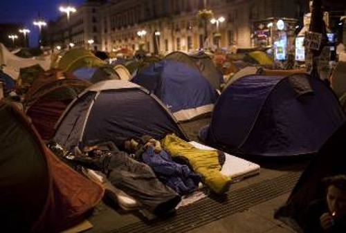 Οι κατασκηνωτές στη Μαδρίτη συνέχισαν και χθες το βράδυ τη διαμαρτυρία ωστόσο είναι φανερά τα σημάδια εκτόνωσης