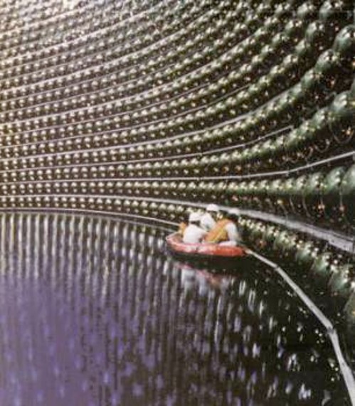 Ο υπερ-ανιχνευτής της Καμιόκα, που εδώ φαίνεται στη φάση της κατασκευής του, σχεδιάστηκε για να μελετήσει τα νετρίνα που προέρχονται από τον ήλιο ή από τις συγκρούσεις των κοσμικών ακτίνων με τα μόρια της γήινης ατμόσφαιρας. Η δεξαμενή, διαμέτρου 44 μέτρων, είναι κατασκευασμένη από ανοξείδωτο ατσάλι και περιέχει τεράστιο αριθμό φωτοπολλαπλασιαστών που ανιχνεύουν αλληλεπιδράσεις νετρίνων