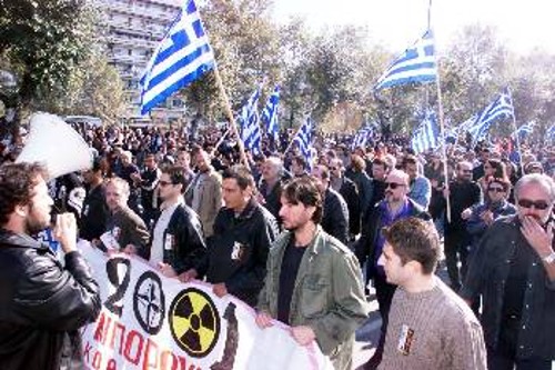 Οι φιλειρηνιστές της Θεσσαλονίκης ενώ παρελαύνουν κατά την 28η Οκτωβρίου στους δρόμους της πόλης