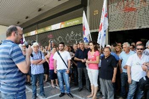 Στιγμιότυπο από την προχτεσινή κινητοποίηση των ταξικών συνδικάτων στο υπουργείο Εργασίας